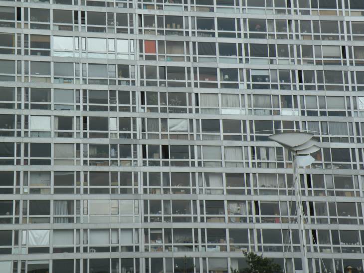  fenêtres d'appartements sans rideau